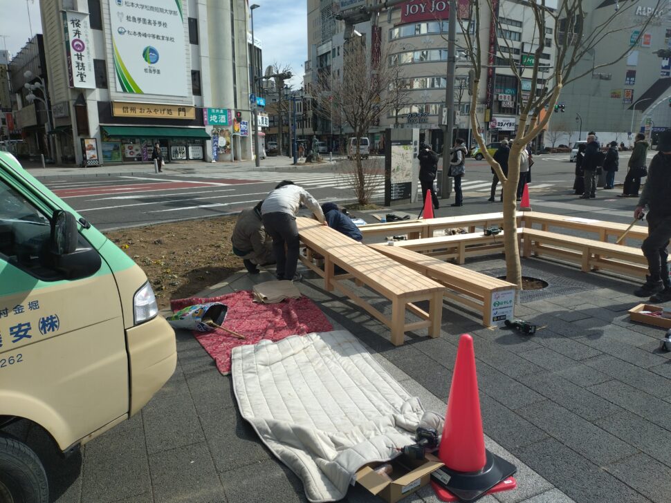 だれでもベンチ除幕式