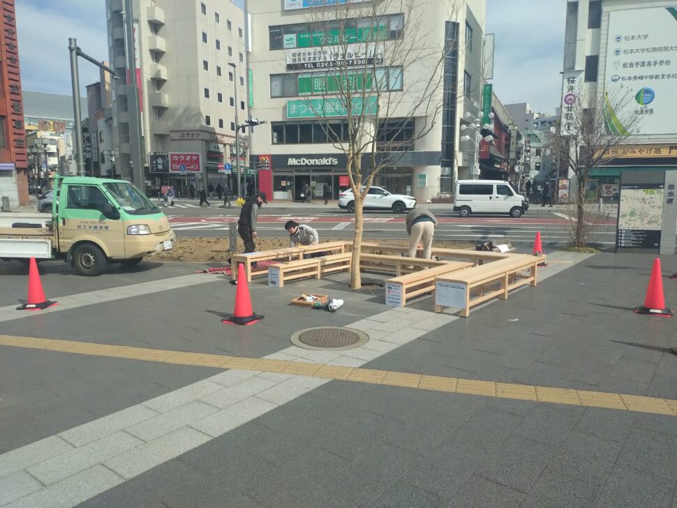だれでもベンチ除幕式