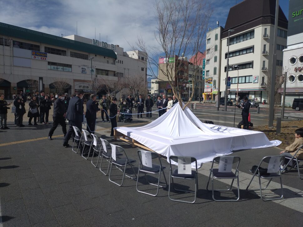 だれでもベンチ除幕式