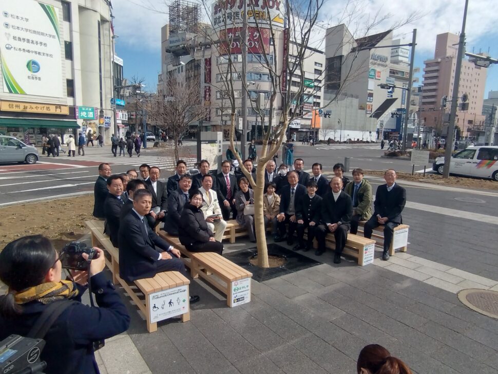 だれでもベンチ除幕式
