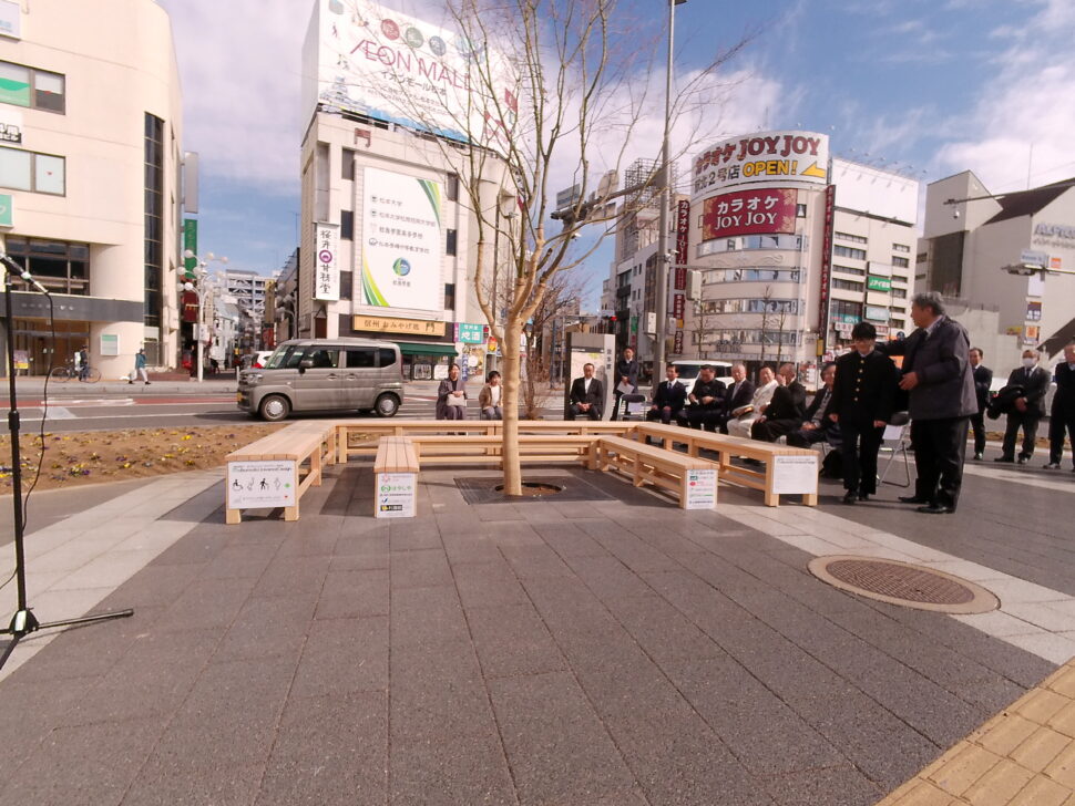 だれでもベンチ除幕式