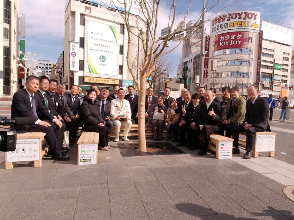 だれでもベンチ除幕式