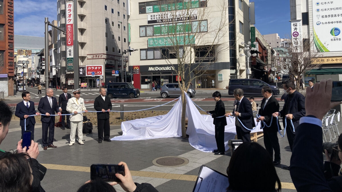 だれでもベンチ除幕式