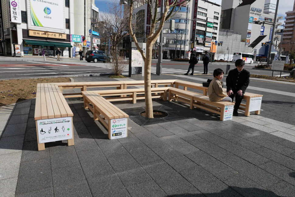 だれでもベンチ設置除幕式